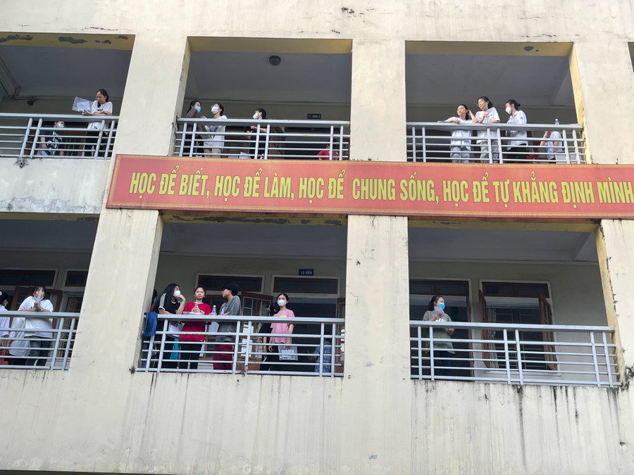 Học sinh dự thi có mặt tại THPT chuyên Hà Tĩnh từ sáng sớm. Học sinh dự thi có mặt tại THPT chuyên Hà Tĩnh từ sáng sớm.