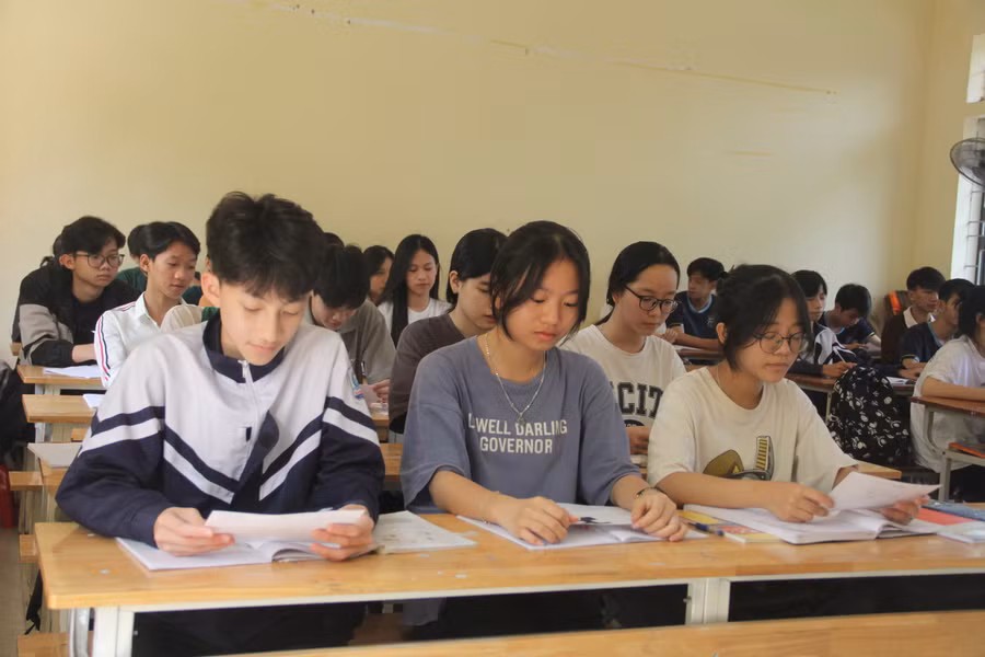 Học sinh trường THCS Nam Hồng (Thị xã Hồng Lĩnh) rà soát lại kiến thức trước kỳ thi.