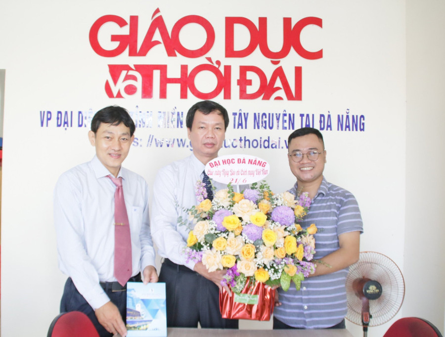 Đại diện Đại học Đà Nẵng chúc mừng Văn phòng Thường trú Báo GD&amp;TĐ tại Đà Nẵng.