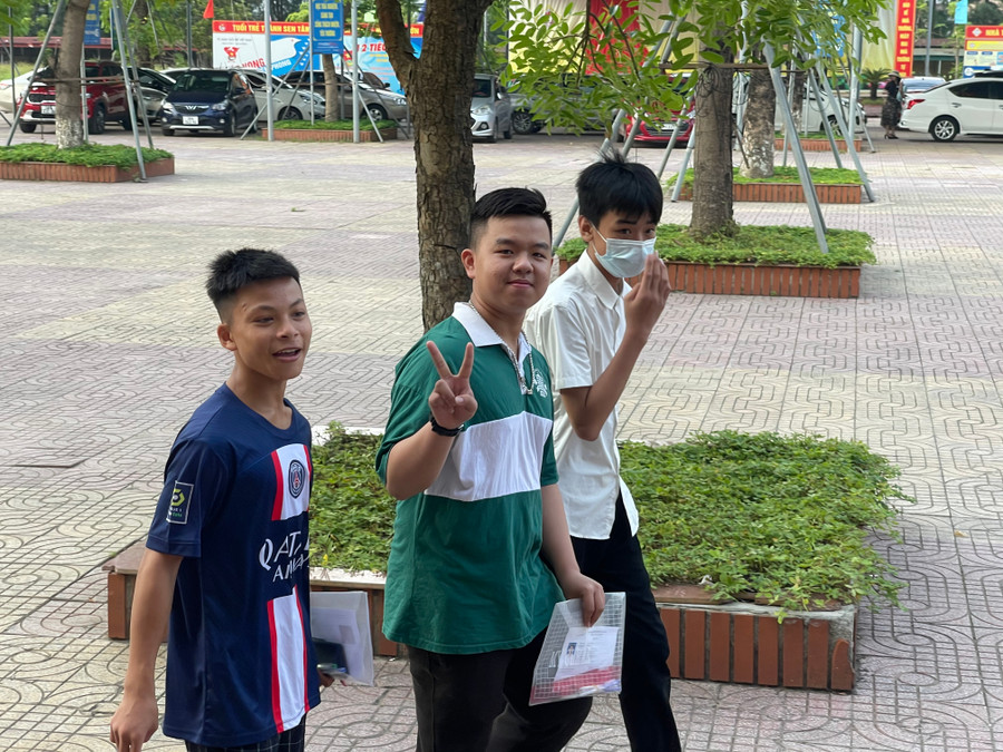 Thí sinh bước vào môn thi đầu tiên với môn thi Ngữ Văn. Thí sinh bước vào môn thi đầu tiên với môn thi Ngữ Văn.