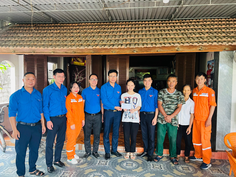 Tỉnh đoàn Hà Tĩnh trao quà cho em Phạm Thu Thảo - HS lớp 12A1 (Trường THPT Trần Phú, huyện Đức Thọ).