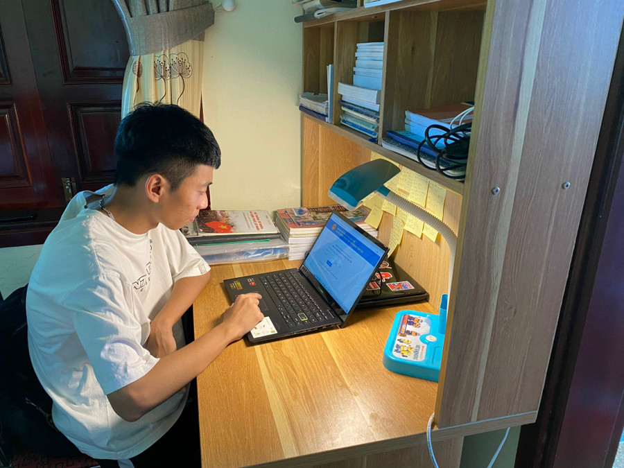 "Việc ôn tập phải học đến đâu chắc đến đó, không nên để dồn kiến thức sang ngày hôm sau", Mạnh cho hay. "Việc ôn tập phải học đến đâu chắc đến đó, không nên để dồn kiến thức sang ngày hôm sau", Mạnh cho hay.