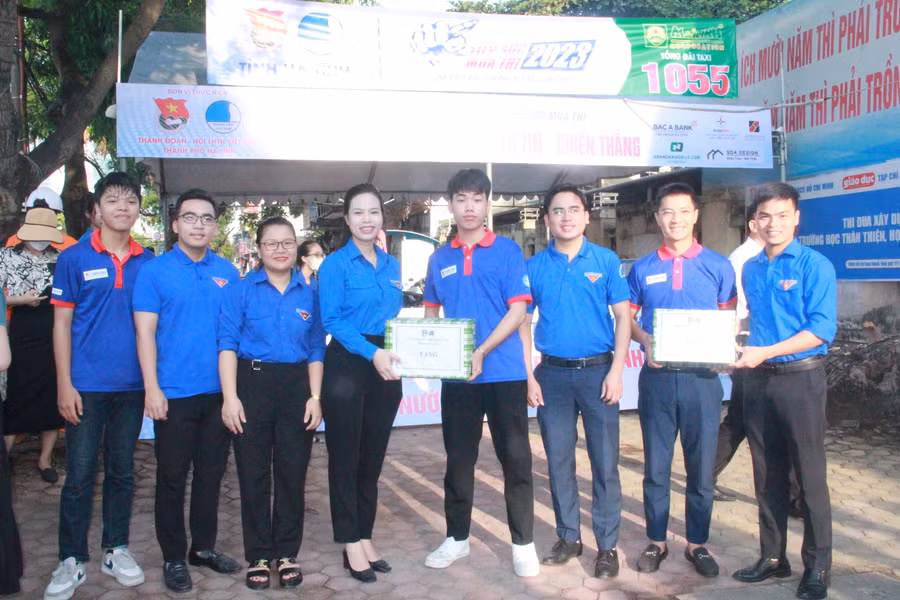 Bí thư Tỉnh đoàn Hà Tĩnh Nguyễn Ny Hương trao quà hỗ trợ động viên lực lượng thanh niên tình nguyện các điểm thi tại TP Hà Tĩnh. Bí thư Tỉnh đoàn Hà Tĩnh Nguyễn Ny Hương trao quà hỗ trợ động viên lực lượng thanh niên tình nguyện các điểm thi tại TP Hà Tĩnh.