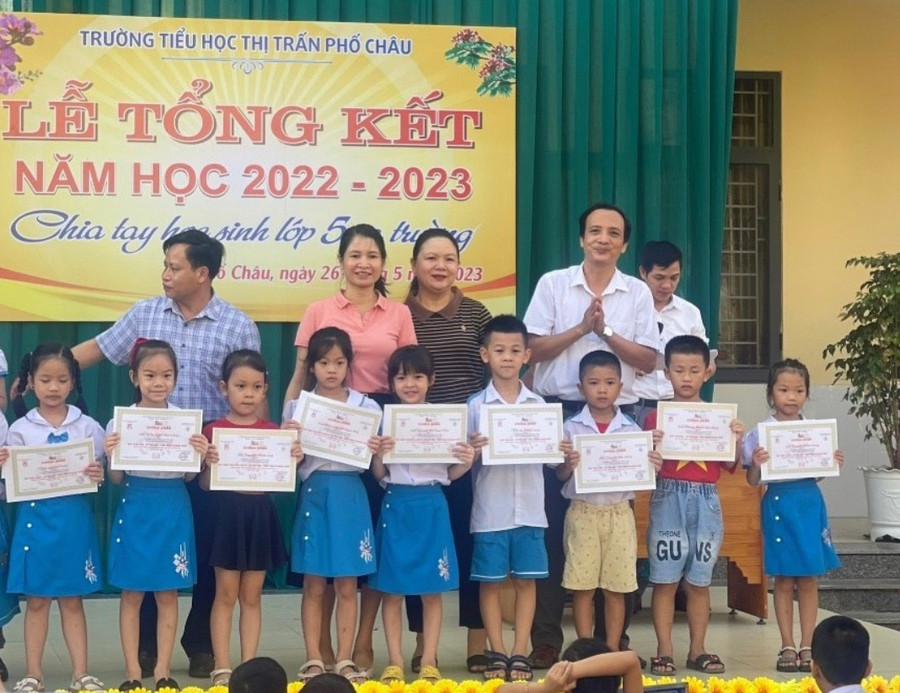 Em Nguyễn Trọng Sang (thứ 4 từ phải sang) nhận giấy khen tại Lễ tổng kết năm học.