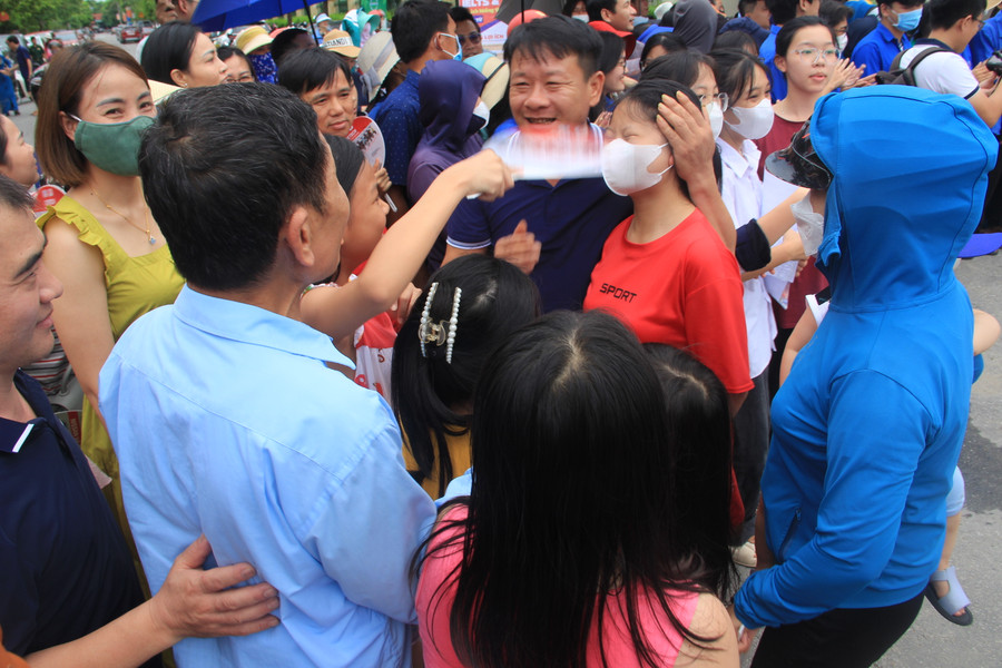 Phụ huynh động viên con sau 150 phút làm bài. Phụ huynh động viên con sau 150 phút làm bài.