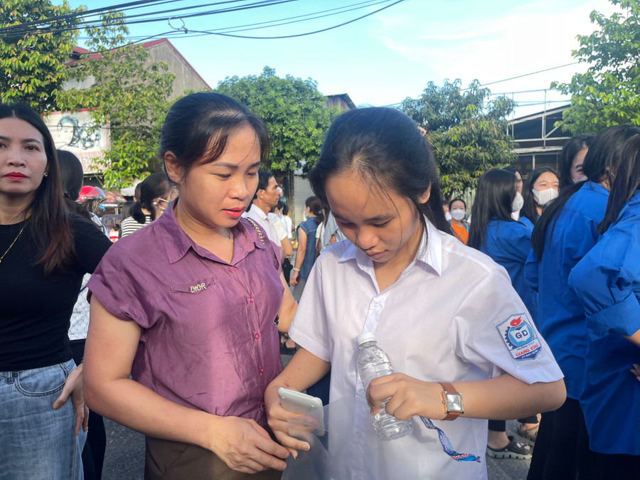 Chị Phương dặn dò con gái trước khi bước vào phòng thi. Chị Phương dặn dò con gái trước khi bước vào phòng thi.