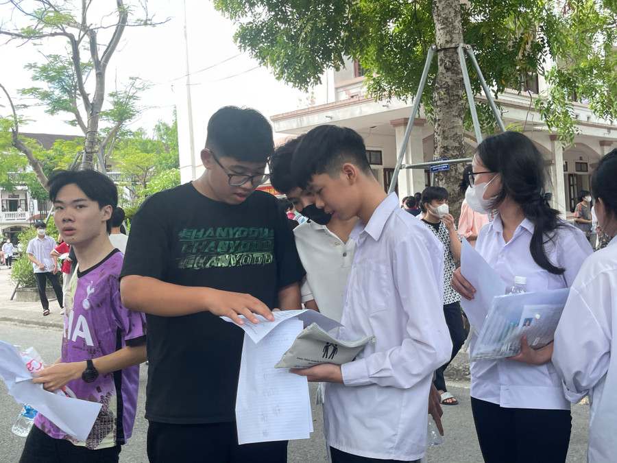 Thí sinh điểm thi THPT Phan Đình Phùng thảo luận sau khi kết thúc môn thi Toán. Thí sinh điểm thi THPT Phan Đình Phùng thảo luận sau khi kết thúc môn thi Toán.