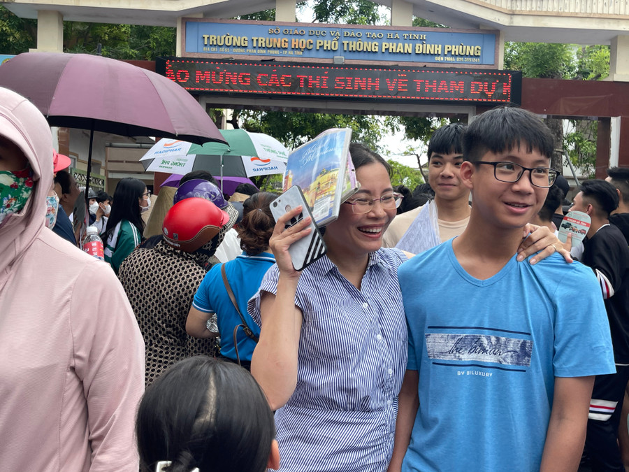 Thí sinh kết thúc buổi thi đầu tiên với tâm trạng phấn khởi. Thí sinh kết thúc buổi thi đầu tiên với tâm trạng phấn khởi.