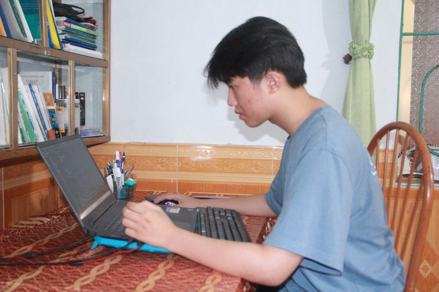 Ngoài học giỏi Tin học, Long còn học giỏi tất các các môn học khác. Ngoài học giỏi Tin học, Long còn học giỏi tất các các môn học khác.