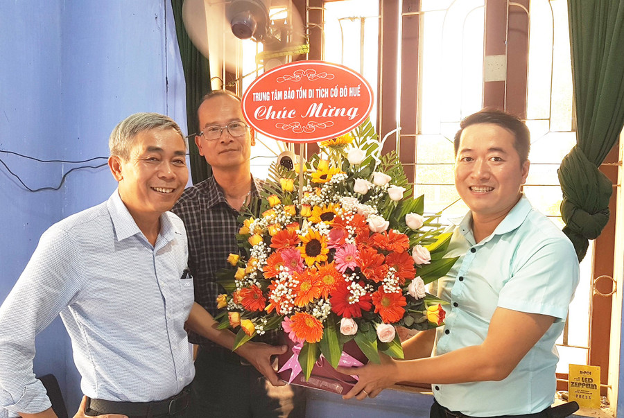 ... Trung tâm Bảo tồn Di tích Cố đô Huế (trái) thăm văn phòng và tặng hoa mừng ngày Báo chí Cách Mạng Việt Nam.