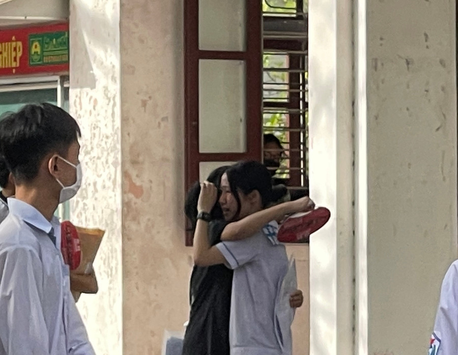 Một thí sinh bật khóc vì không hoàn thành tốt được môn thi cuối. Một thí sinh bật khóc vì không hoàn thành tốt được môn thi cuối.