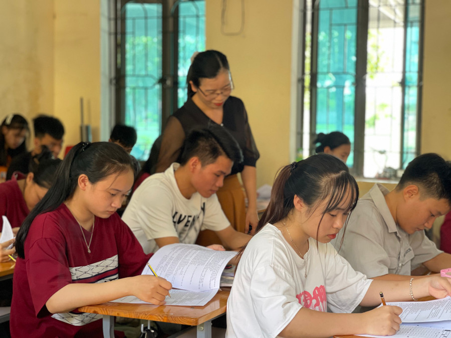 Cô trò Trường THPT Cẩm Bình (huyện Cẩm Xuyên) "chạy nước rút" ôn luyện những ngày cuối cùng cho kỳ thi lớp 12. Cô trò Trường THPT Cẩm Bình (huyện Cẩm Xuyên) "chạy nước rút" ôn luyện những ngày cuối cùng cho kỳ thi lớp 12.