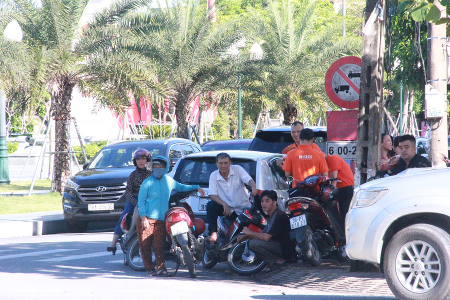 Nhiều phụ huynh tìm chỗ râm mát chờ thí sinh ngoài cổng điểm thi. Nhiều phụ huynh tìm chỗ râm mát chờ thí sinh ngoài cổng điểm thi.