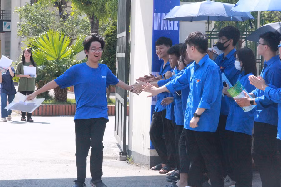 Thí sinh kết thúc môn thi đầu tiên với nụ cười rạng rỡ.