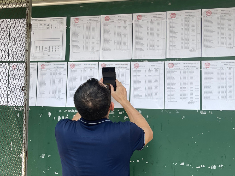Một phụ huynh cẩn thận chụp lại số báo danh và quy chế thi. Một phụ huynh cẩn thận chụp lại số báo danh và quy chế thi.