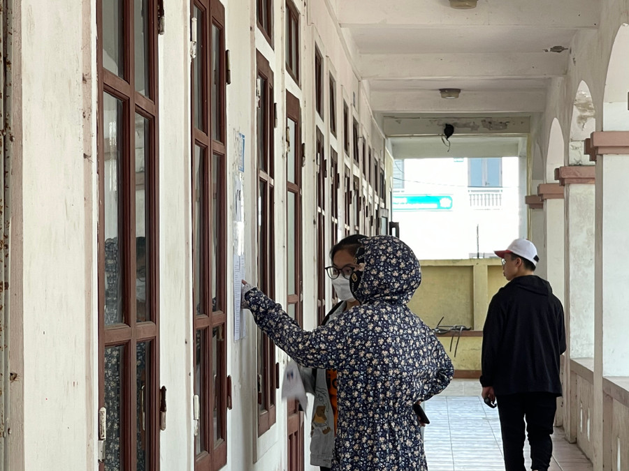 Nhiều phụ huynh lo lắng trước khi thi chuyển cấp quan trọng. Nhiều phụ huynh lo lắng trước khi thi chuyển cấp quan trọng.