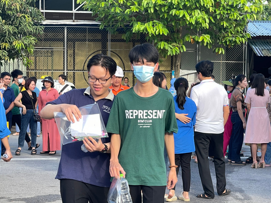 Trong sáng nay các thí sinh sẽ dự thi 2 môn Toán và Ngữ văn. Trong sáng nay các thí sinh sẽ dự thi 2 môn Toán và Ngữ văn.