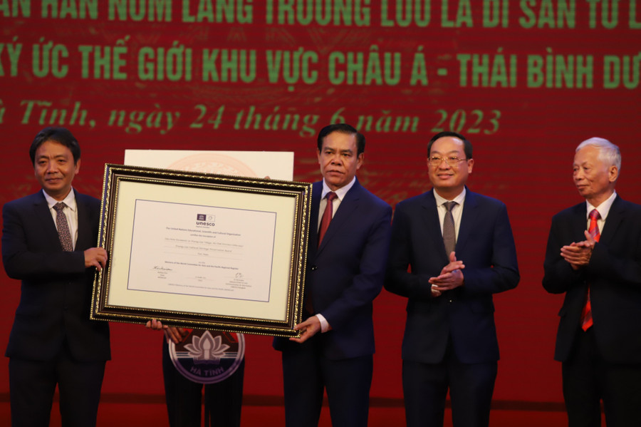 Đại diện lãnh đạo UBND tỉnh Hà Tĩnh đón bằng chứng nhận Văn bản Hán Nôm làng Trường Lưu là di sản tư liệu Chương trình ký ức thế giới khu vực châu Á - Thái Bình Dương. Đại diện lãnh đạo UBND tỉnh Hà Tĩnh đón bằng chứng nhận Văn bản Hán Nôm làng Trường Lưu là di sản tư liệu Chương trình ký ức thế giới khu vực châu Á - Thái Bình Dương.