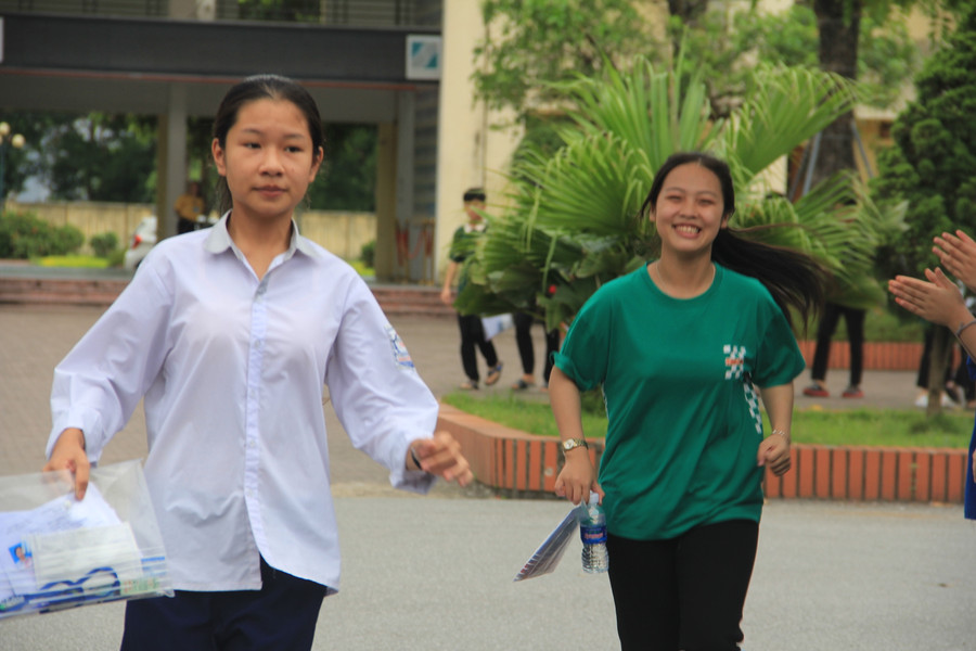 Thí sinh phấn khởi kết thúc các môn thi chuyên trong sáng nay. Thí sinh phấn khởi kết thúc các môn thi chuyên trong sáng nay.