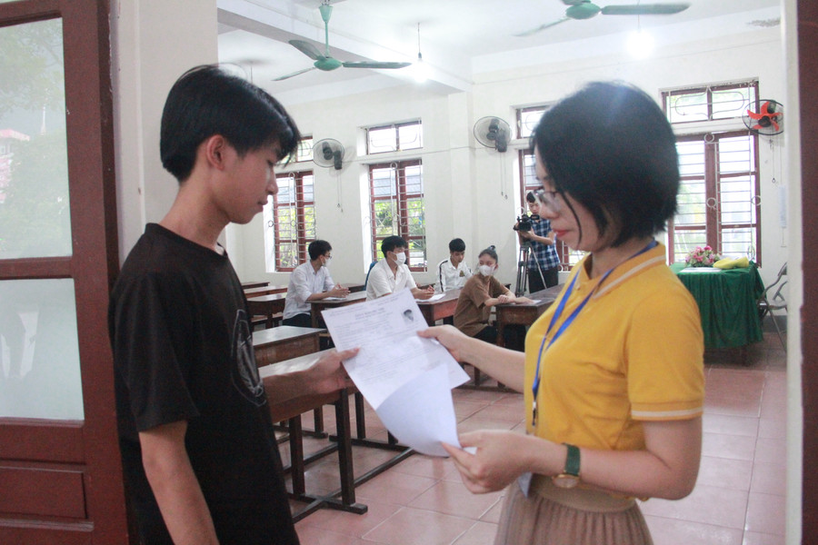 Giám thị kiểm tra thông tin thí sinh trước khi vào phòng thi làm thủ tục. Giám thị kiểm tra thông tin thí sinh trước khi vào phòng thi làm thủ tục.