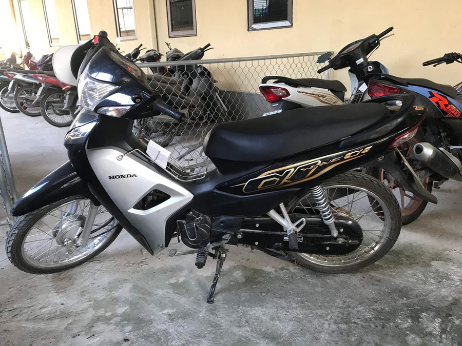 Chiếc xe máy quên rút chìa khoá xe bị Dũng mở cốp lấy trộm gần 100 triệu đồng. Chiếc xe máy quên rút chìa khoá xe bị Dũng mở cốp lấy trộm gần 100 triệu đồng.