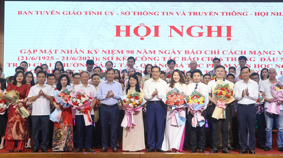 Lãnh đạo tỉnh Hà Tĩnh gặp mặt đội ngũ báo chí nhân dịp 98 năm Ngày Báo chí Cách mạng Việt Nam. (Ảnh BHT).