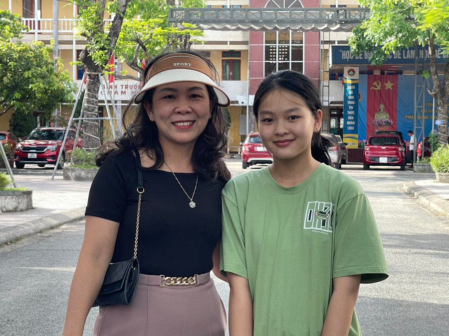 Phụ huynh cũng thở phào sau khi kết thúc môn thi cuối cùng Kỳ thi lớp 10 THPT công lập. Phụ huynh cũng thở phào sau khi kết thúc môn thi cuối cùng Kỳ thi lớp 10 THPT công lập.