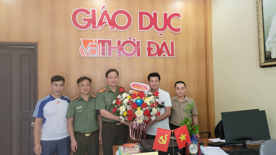 Đại diện lãnh đạo Công an Hà Tĩnh và...