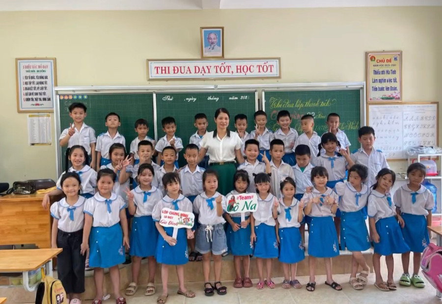 Tập thể lớp 1A5, trường Tiểu học Phố Châu (Hương Sơn, Hà Tĩnh).