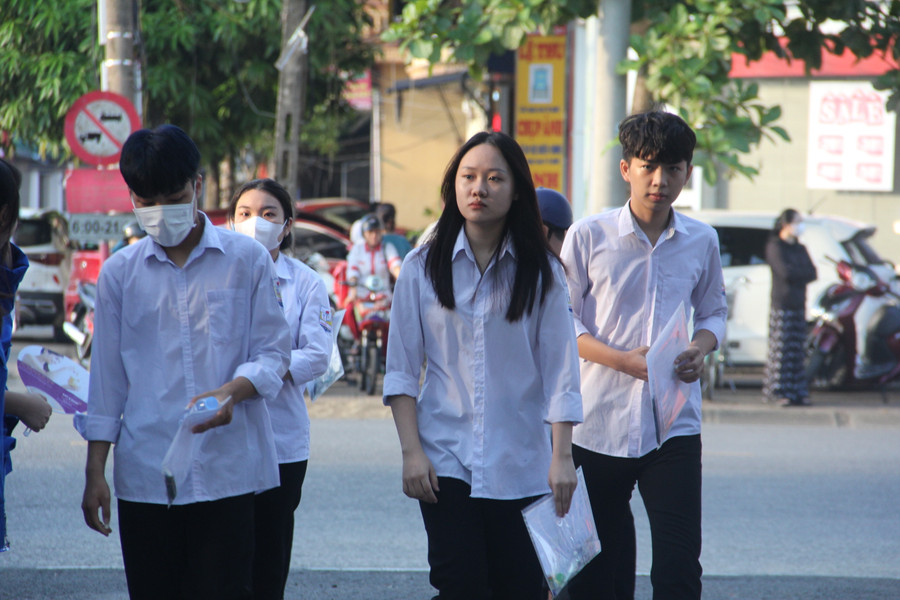 Thí sinh Hà Tĩnh có mặt tại các điểm thi từ rất sớm.