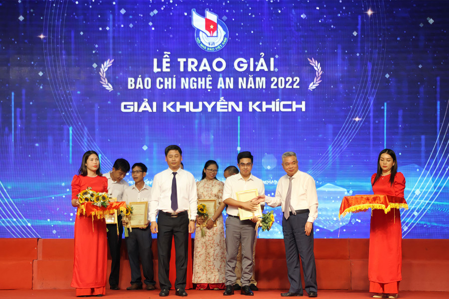 Phóng viên Báo GD&amp;TĐ tại Nghệ An nhận Giải Báo chí Nghệ An năm 2022.