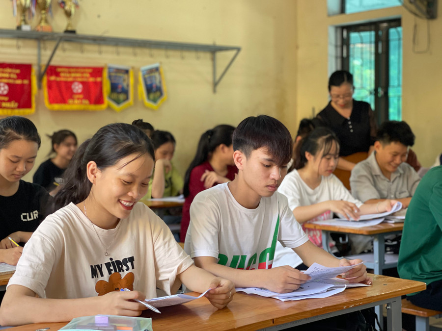 Cùng với ôn tập kiến thức, GV thường xuyên quan tâm ổn định tâm lý cho HS trước giờ G. Cùng với ôn tập kiến thức, GV thường xuyên quan tâm ổn định tâm lý cho HS trước giờ G.