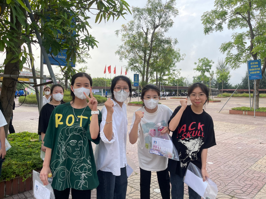 Sĩ tử bày tỏ quyết tâm trước buổi thi đầu tiên. Sĩ tử bày tỏ quyết tâm trước buổi thi đầu tiên.