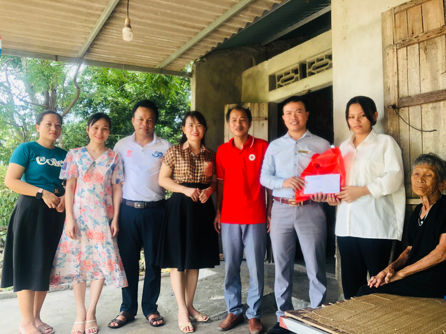 Trường THPT Nguyễn Đình Liễn tặng quà cho các học sinh có hoàn cảnh khó khăn trước kỳ thi.