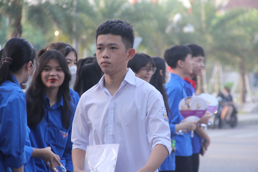 Nhiều thí sinh khá hồi hộp bước vào thi môn toán. Nhiều thí sinh khá hồi hộp bước vào thi môn toán.