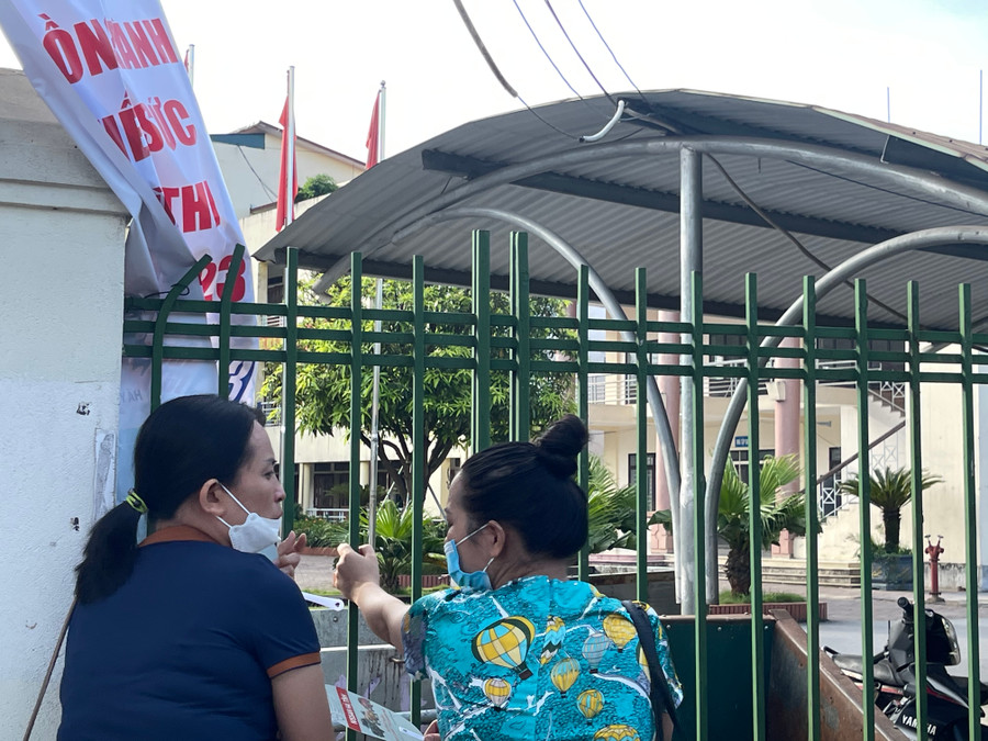 Nhiều phụ huynh không quản đường xá xa xôi để thi vào ngôi trường top đầu của tỉnh. Nhiều phụ huynh không quản đường xá xa xôi để thi vào ngôi trường top đầu của tỉnh.