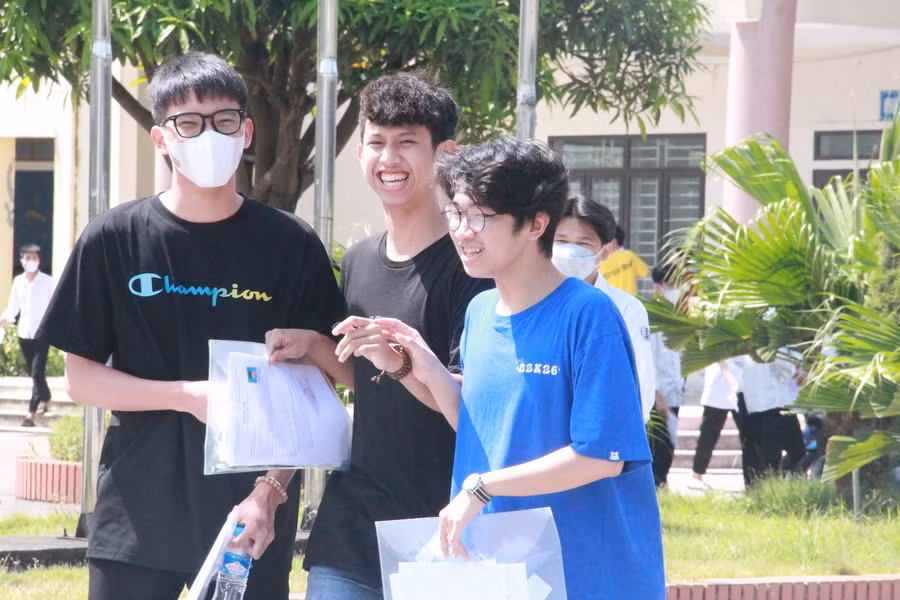 Nhiều thí sinh nhận định đề thi Ngữ Văn giúp học sinh trung bình có thể lấy từ 6-7 điểm.