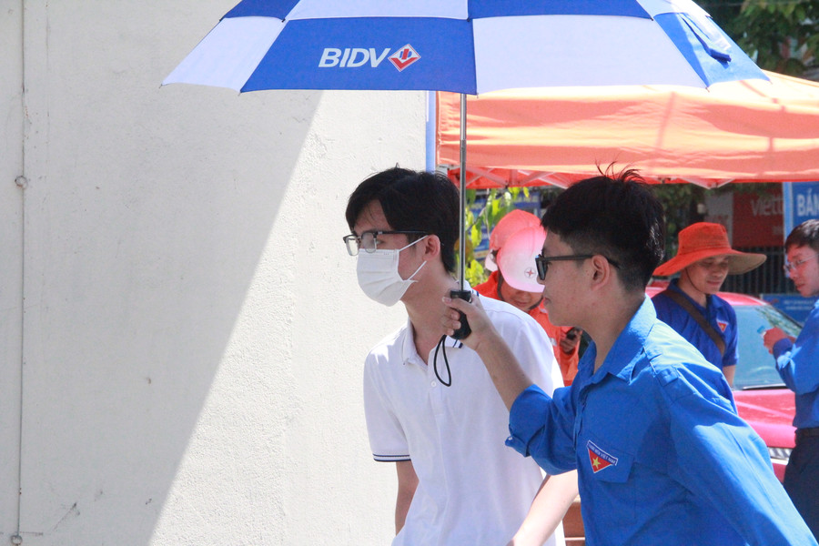 Tình nguyện viên trường THPT Chuyên Hà Tĩnh che ô cho các sĩ tử vào tận phòng thi. Tình nguyện viên trường THPT Chuyên Hà Tĩnh che ô cho các sĩ tử vào tận phòng thi.