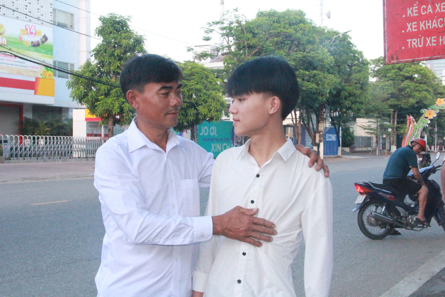 Anh Phạm Công Trung động viên con vững tâm bước vào môn thi đầu tiên.