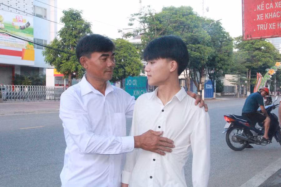 Anh Phạm Công Trung động viên con vững tâm bước vào môn thi đầu tiên. Anh Phạm Công Trung động viên con vững tâm bước vào môn thi đầu tiên.