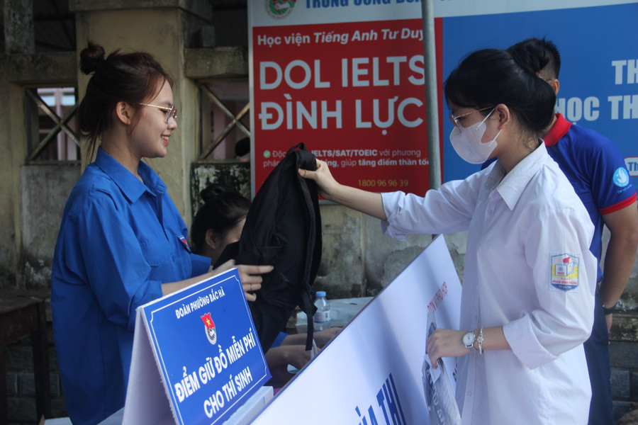 Lực lượng tình nguyện tại điểm thi Trường THPT Phan Đình Phùng giữ đồ miễn phí cho sĩ tử.