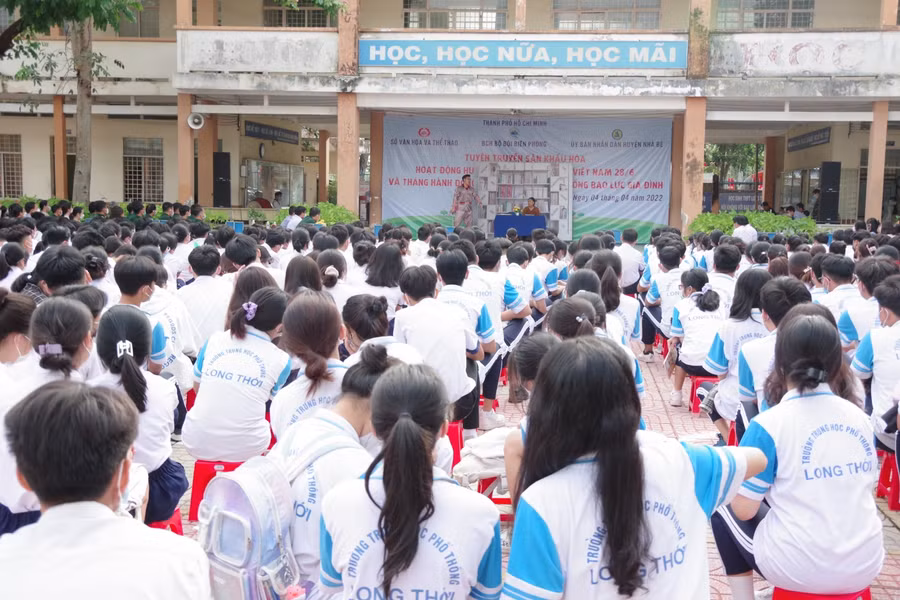 Gần 1.000 học sinh trường THPT Long Thới được trang bị những kiến thức pháp luật cơ bản về phòng chống bạo lực gia đình, bạo lực học đường.