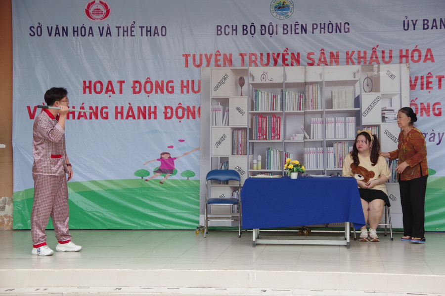 Chương trình sân khấu hóa đã truyền tải nhiều nội dung cơ bản của Luật Phòng, chống bạo lực gia đình cho các em học sinh.