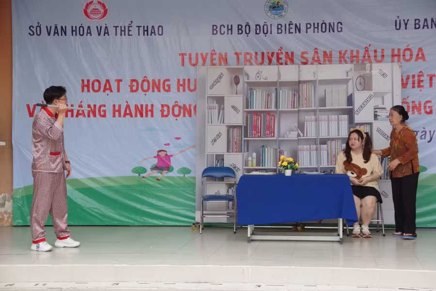 Chương trình sân khấu hóa đã truyền tải nhiều nội dung cơ bản của Luật Phòng, chống bạo lực gia đình cho các em học sinh.
