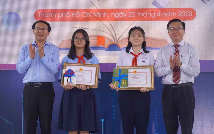 Lãnh đạo Sở Thông tin và Truyền thông và Sở GD&amp;ĐT TPHCM trao giấy khen cho các học sinh.