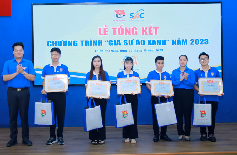 Sinh viên có đóng góp tích cực cho chương trình nhận Bằng khen Thành Đoàn. Ảnh Minh Sang.