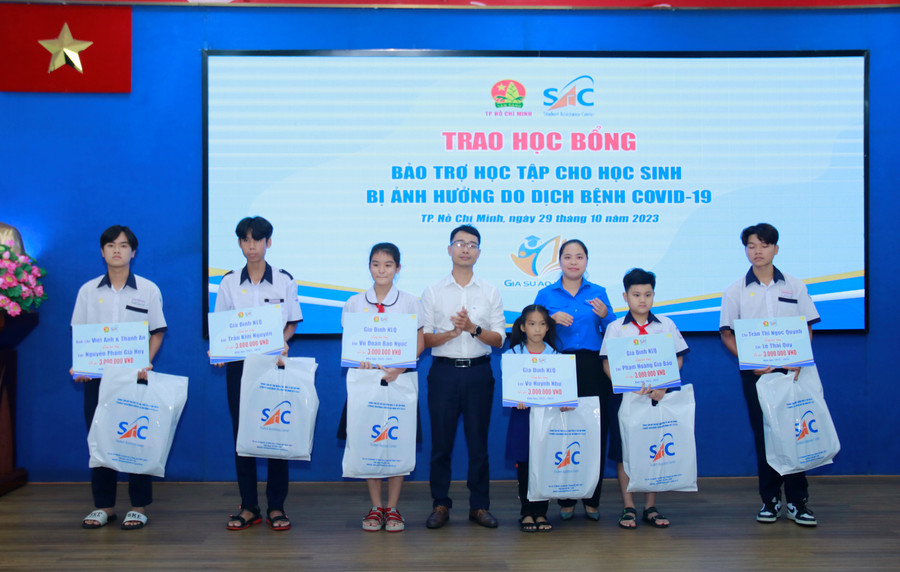 Học sinh bị ảnh hưởng bởi dịch bệnh Covid-19 nhận học bổng bảo trợ. Ảnh Minh Sang. Học sinh bị ảnh hưởng bởi dịch bệnh Covid-19 nhận học bổng bảo trợ. Ảnh Minh Sang.