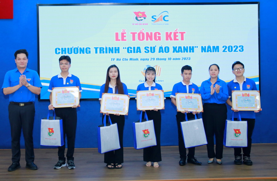 Sinh viên có đóng góp tích cực cho chương trình nhận Bằng khen Thành Đoàn. Ảnh Minh Sang. Sinh viên có đóng góp tích cực cho chương trình nhận Bằng khen Thành Đoàn. Ảnh Minh Sang.