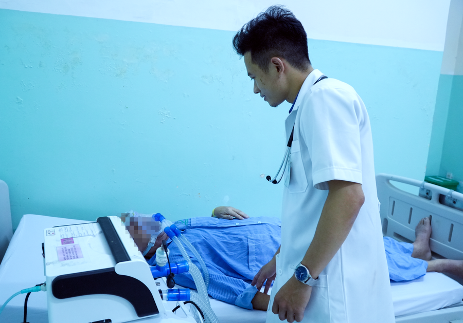 Trung uý, bác sĩ Nguyễn Công Trường theo dõi tình trạng của bệnh nhân sau thở máy.