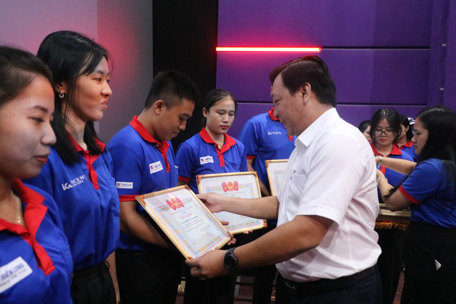 Ông Lê Nguyễn Nam trao Bằng khen Hội Sinh viên TPHCM cho cá nhân xuất sắc. Ảnh Huyền Trân. Ông Lê Nguyễn Nam trao Bằng khen Hội Sinh viên TPHCM cho cá nhân xuất sắc. Ảnh Huyền Trân.